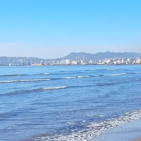 светлый с открытым балконом на пляже Durrës