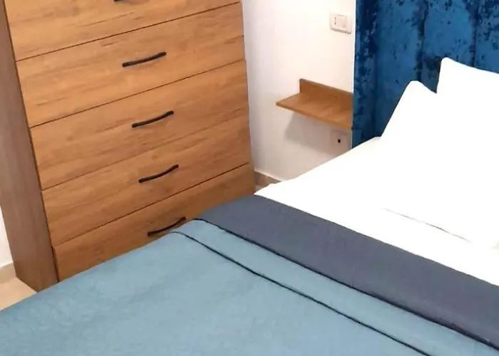 светлый с открытым балконом на пляже Apartament Durrës