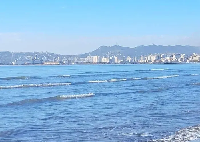 светлый с открытым балконом на пляже Durrës