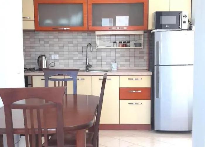 светлый с открытым балконом на пляже Apartament Durrës